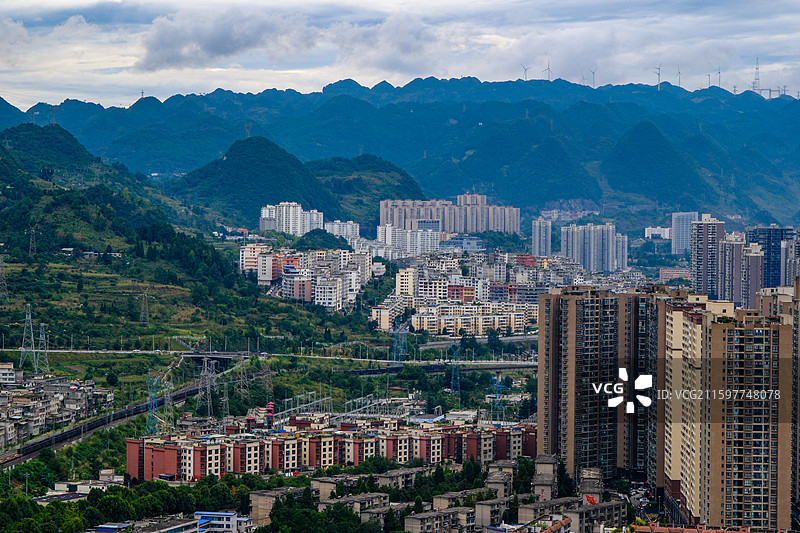 中国贵州六盘水城市风光，云贵高原东部乌蒙山区大山里的城市中国凉都六盘水，喀斯特峰林，六盘水梅花远眺图片素材