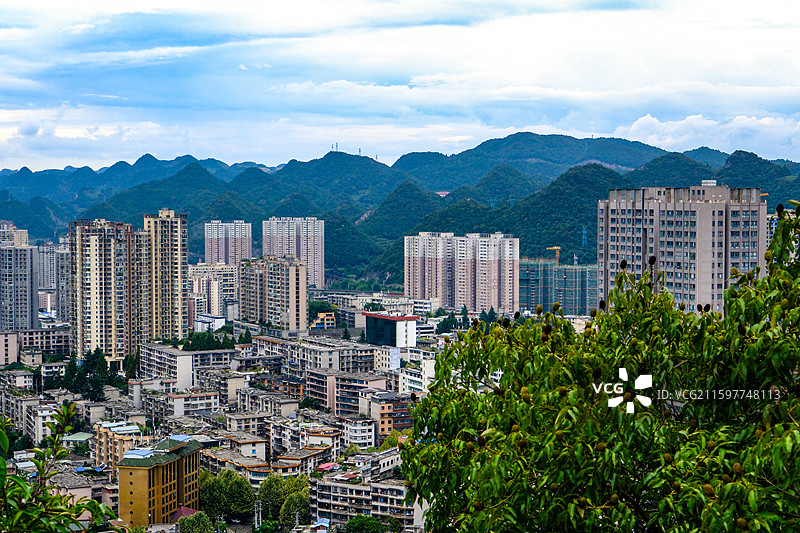 中国贵州六盘水城市风光，云贵高原东部乌蒙山区大山里的城市中国凉都六盘水，喀斯特峰林，六盘水梅花远眺图片素材