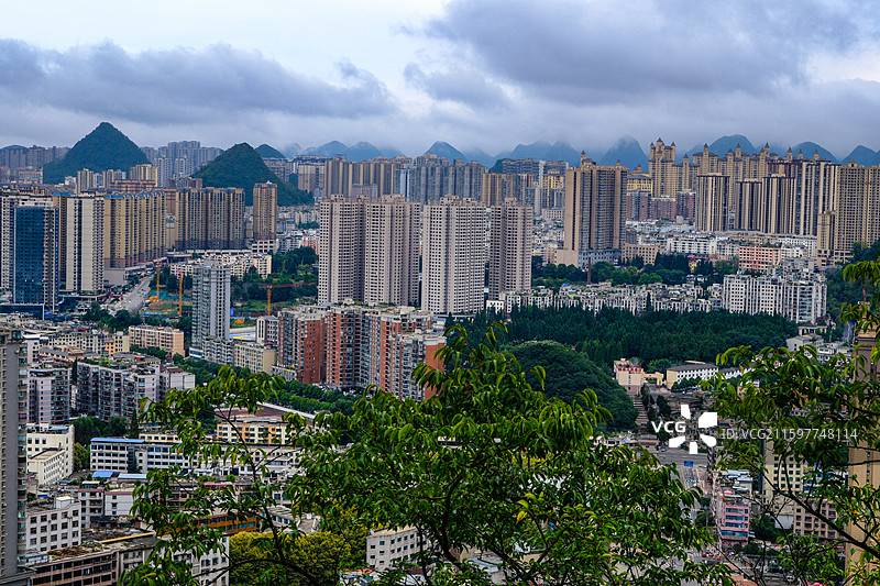 中国贵州六盘水城市风光，云贵高原东部乌蒙山区大山里的城市中国凉都六盘水，喀斯特峰林，六盘水梅花远眺图片素材