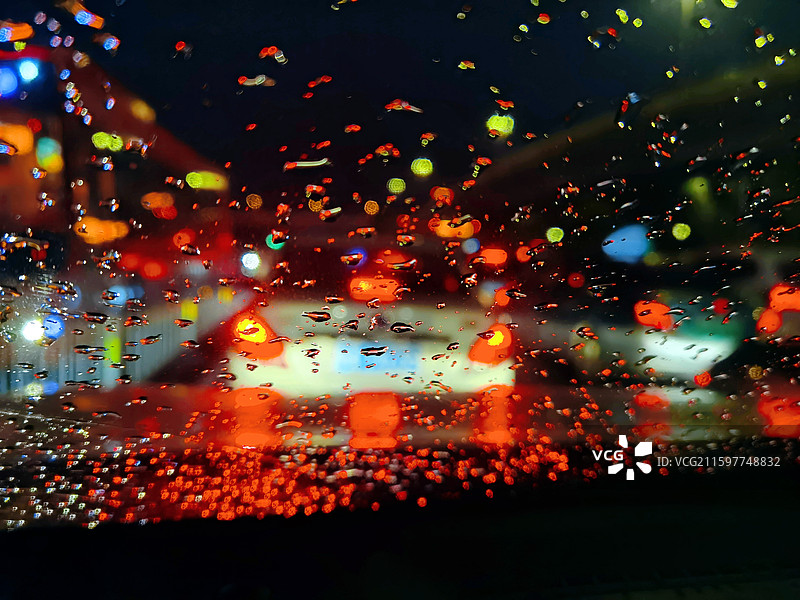 广州的雨夜街头图片素材