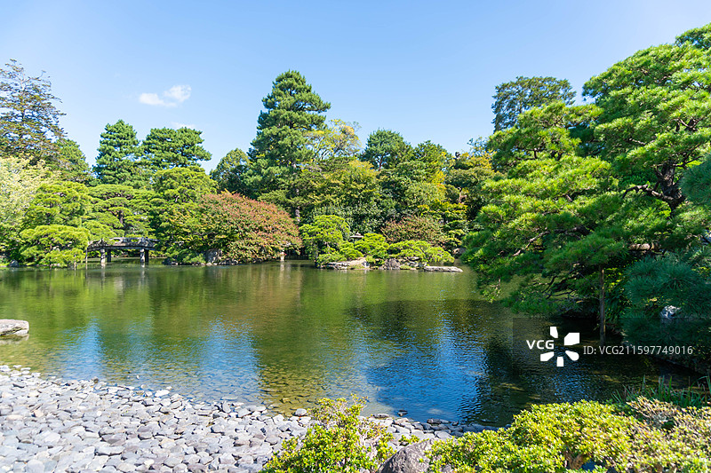 日本京都御所庭院风景池塘水树建筑石子图片素材