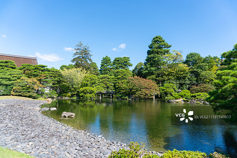 日本京都御所庭院风景池塘水树建筑石子图片素材