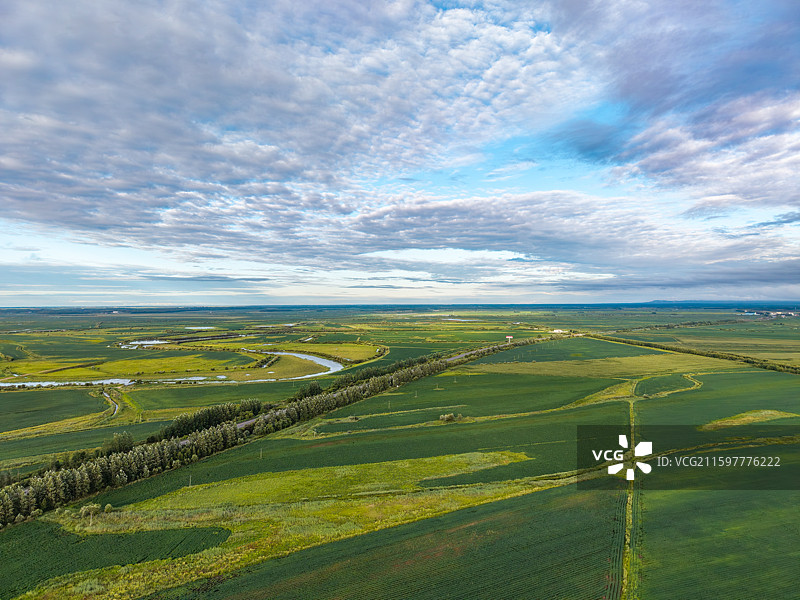 中国黑龙江省佳木斯市抚远市、抚远三角洲、通江、中国黑瞎子岛湿地公园夏季高视角航拍图图片素材