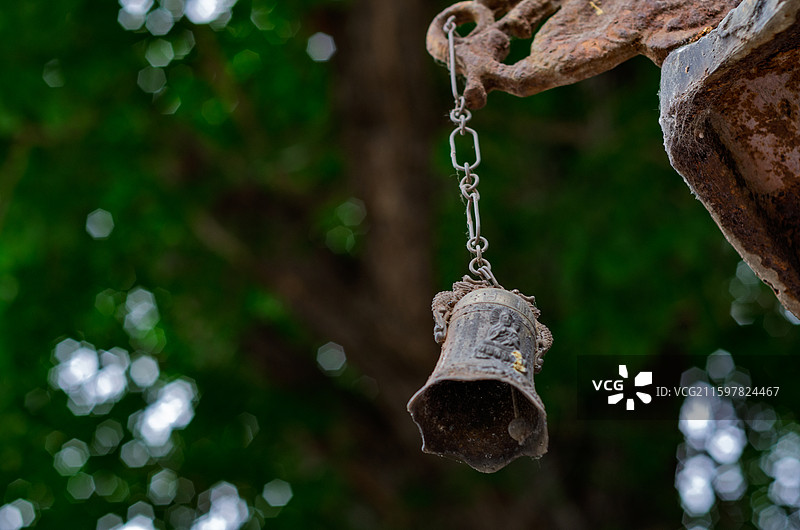 青岛海云庵悬挂的古老金属铃铛图片素材