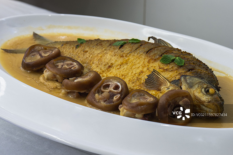 湖北美食富贵腊蹄烧武昌鱼图片素材