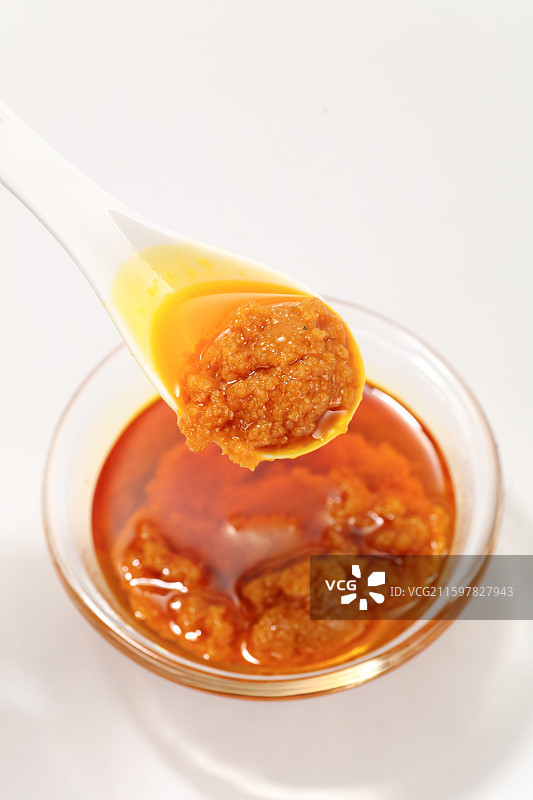 勺子里的香辣酱图片素材