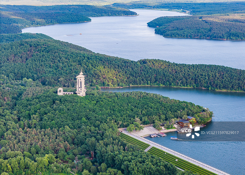 中国吉林省长春市净月潭国家森林公园-净月潭水库大坝与碧松净月塔楼夏季高视角航拍全景图图片素材