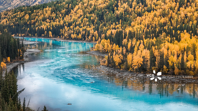 金秋喀纳斯晨雾图片素材
