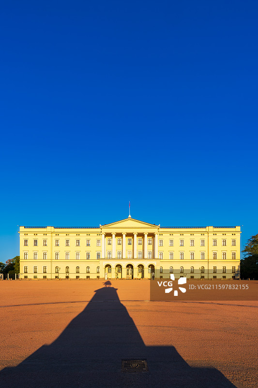 北欧奥斯陆Oslo，挪威王宫The Royal Palace，新古典主义建筑，卡尔·约翰国王骑马铜像图片素材