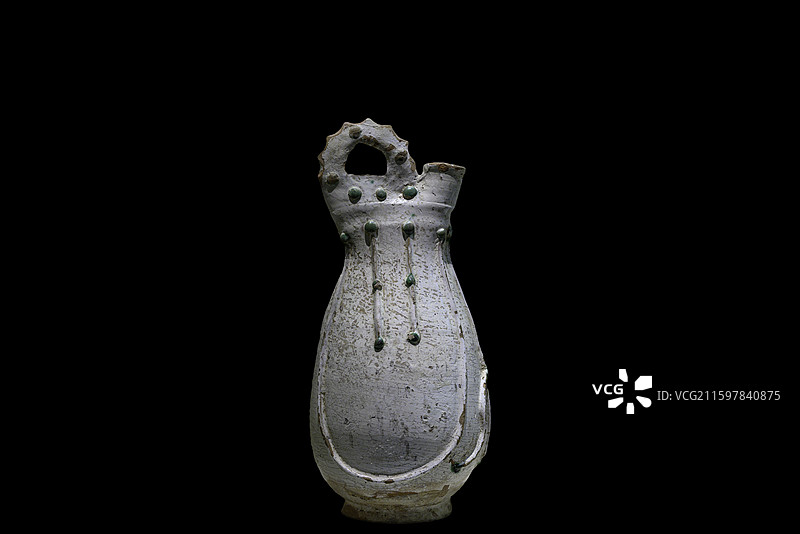 白釉绳梁乳钉纹鸡冠壶，巴林左旗白音敖包乡优胜村辽墓出土，辽上京博物馆藏图片素材