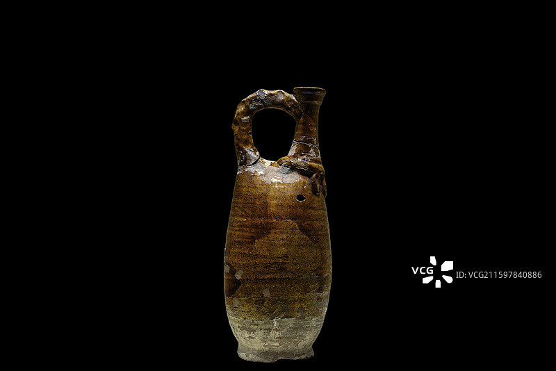 黄釉贴花提梁式鸡冠壶，巴林左旗沙那水库北岸出土，辽上京博物馆藏图片素材