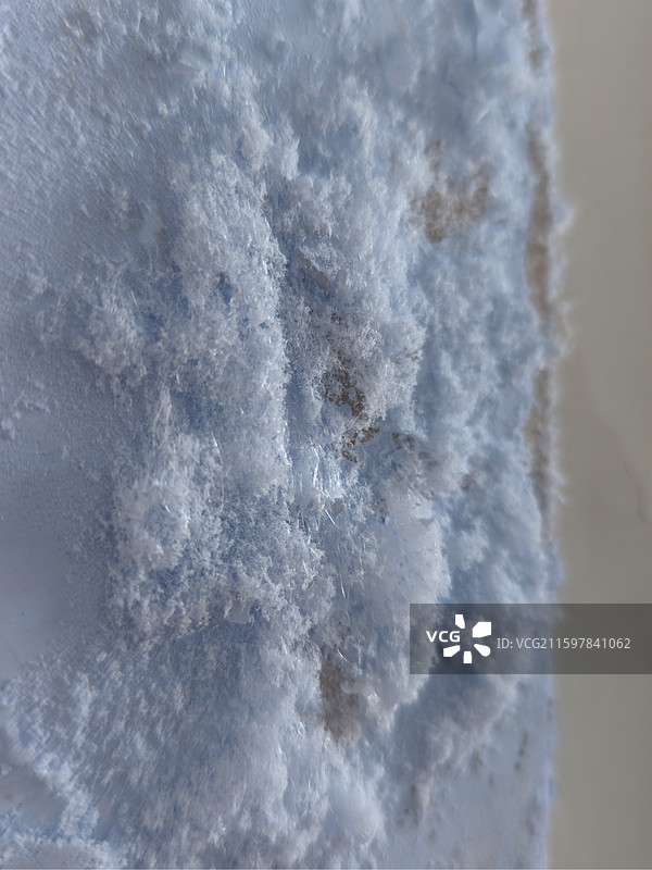 墙面渗水起的水碱，墙皮破损脱落图片素材