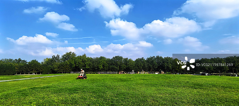 风和日丽的汉长安城未央宫国家考古遗址公园图片素材