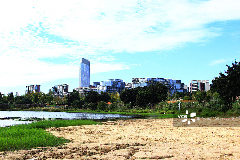 四川天府新区兴隆湖畔秋日自然和建筑风光图片素材