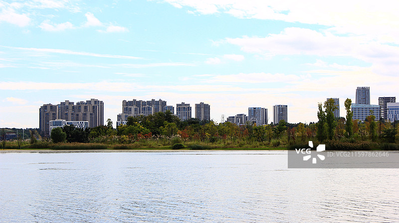 四川天府新区兴隆湖畔秋日自然和建筑风光图片素材