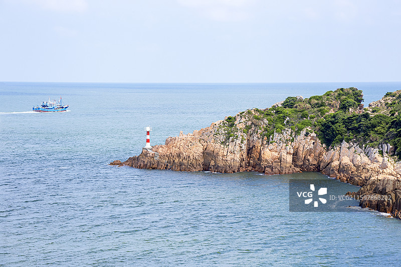 温州海边灯塔航船图片素材