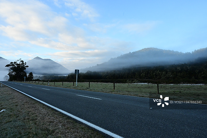 Greymouth新西兰南岛格雷茅斯小镇的晨雾图片素材
