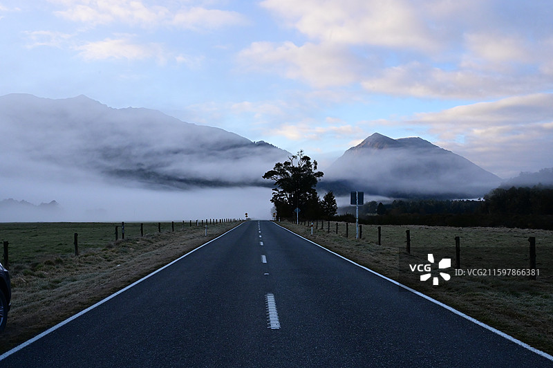Greymouth新西兰南岛格雷茅斯小镇的晨雾图片素材