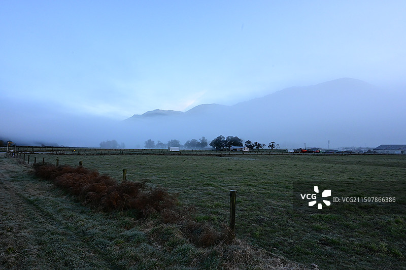 Greymouth新西兰南岛格雷茅斯小镇的晨雾图片素材