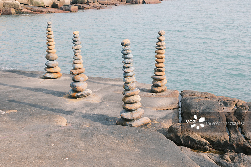 福建省福州市平潭岛68海里景区里面朝大海的玛尼堆图片素材