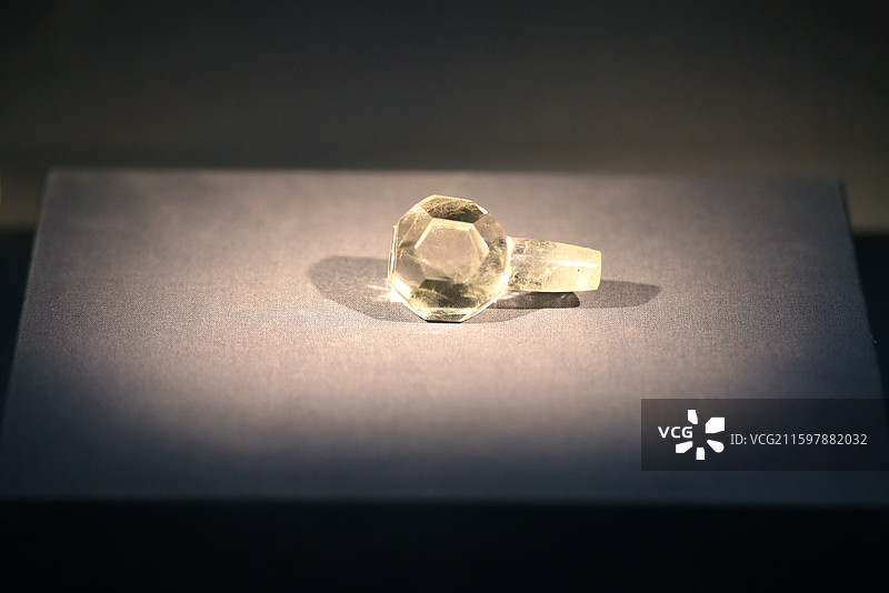 云南博物馆藏水晶权杖头图片素材