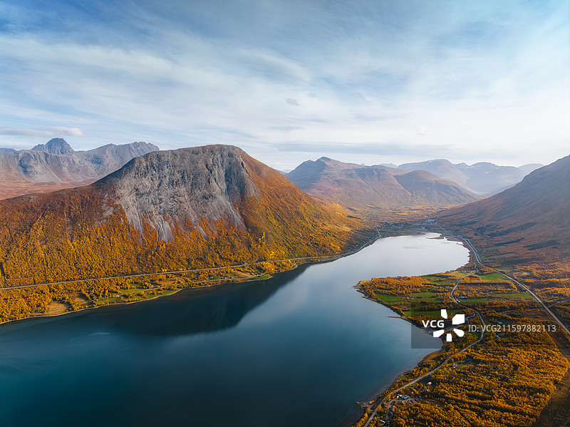 北挪威Norway，特罗姆斯郡Tromsø，北肖斯博滕峡湾Nordkjosbotn，E6公路秋景航拍图片素材