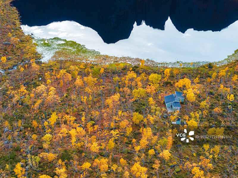 北欧，北挪威Norway，特罗姆斯郡Tromsø，塞尼亚岛Senja，Storvatnet湖秋景航拍图片素材
