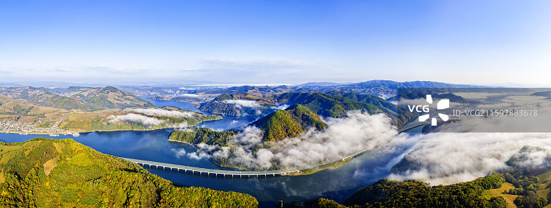 秋季日光下，航拍吉林省白山市靖宇县花园口镇松花江上鹤大高速松花江大桥以及白山湖自然风光。图片素材