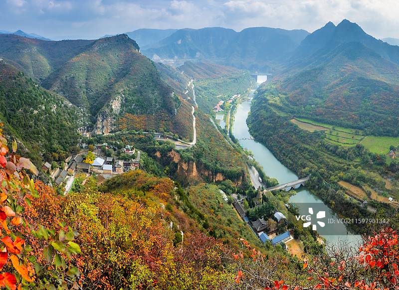 金色的秋天，山峦层叠，层林染彩，河流蜿蜒，山间古寺错落有致，红叶装点山色，一派宁静祥和的田园风光。图片素材