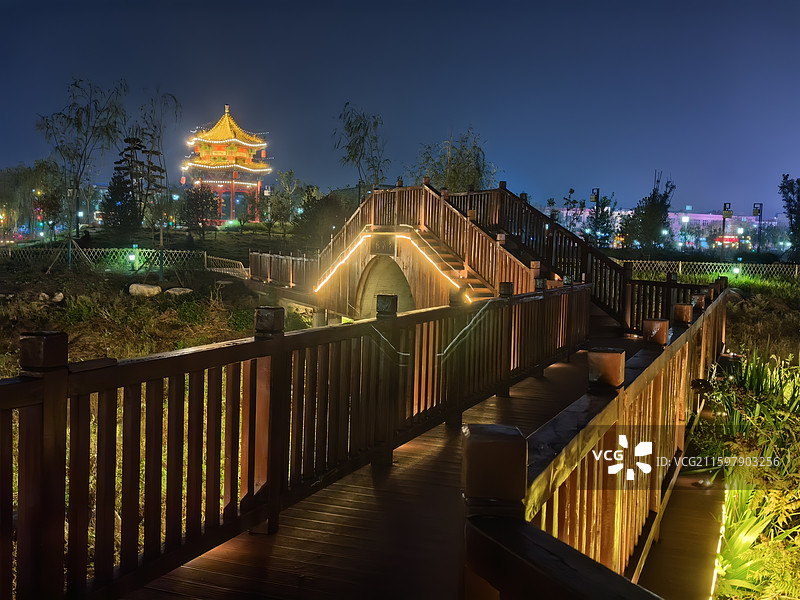 灯火繁星不夜天，琼楼玉宇竞华妍 长街霓幻车流光，广埸笙歌人舞翩 一城锦绣丹青绘，四季芳菲绮梦牵图片素材