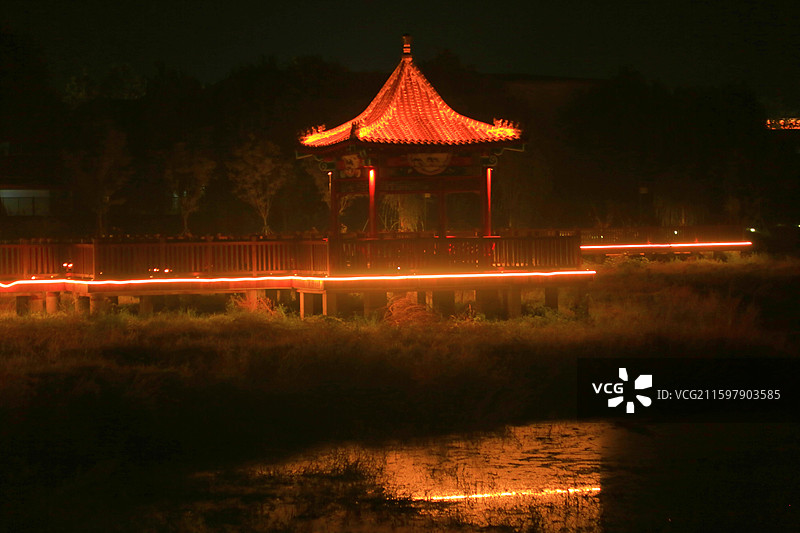 灯火繁星不夜天，琼楼玉宇竞华妍 长街霓幻车流光，广埸笙歌人舞翩 一城锦绣丹青绘，四季芳菲绮梦牵图片素材