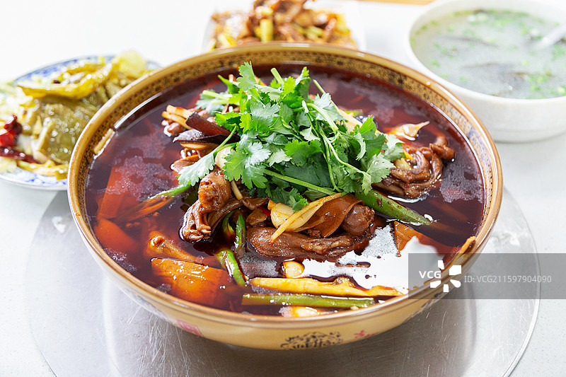 四川成都街头小餐馆的川菜糯香鹅掌图片素材