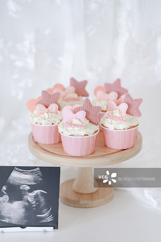 温馨的粉红色花式冰激凌蛋糕与胎照图片素材