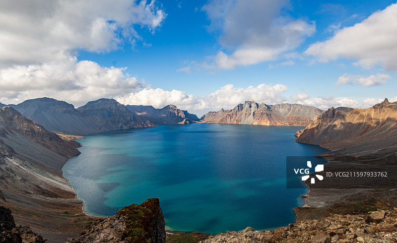 中国吉林省延边朝鲜族自治州安图县二道白河镇-长白山国家级自然保护区与长白山天池南坡全景图图片素材