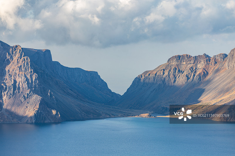 中国吉林省延边朝鲜族自治州安图县二道白河镇-长白山国家级自然保护区与长白山天池火山岩石秋季长焦特写图片素材