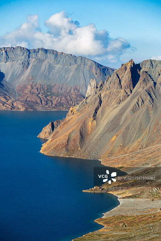 中国吉林省延边朝鲜族自治州安图县二道白河镇-长白山国家级自然保护区与长白山天池火山岩石秋季长焦特写图片素材