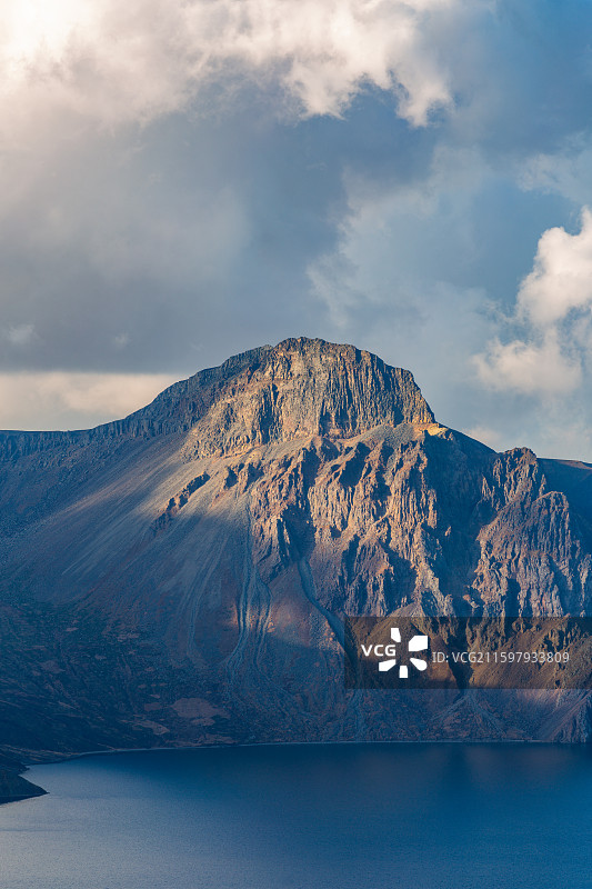 中国吉林省延边朝鲜族自治州安图县二道白河镇-长白山国家级自然保护区与长白山天池火山岩石秋季长焦特写图片素材