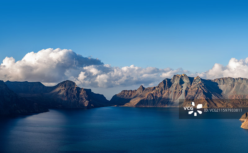 中国吉林省延边朝鲜族自治州安图县二道白河镇-长白山国家级自然保护区与长白山天池火山岩石秋季长焦特写图片素材