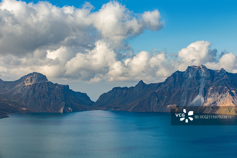 中国吉林省延边朝鲜族自治州安图县二道白河镇-长白山国家级自然保护区与长白山天池火山岩石秋季长焦特写图片素材