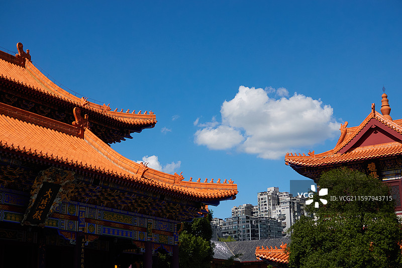 贵阳泉湖公园 - 蓝天白云和橙色琉璃瓦屋顶图片素材