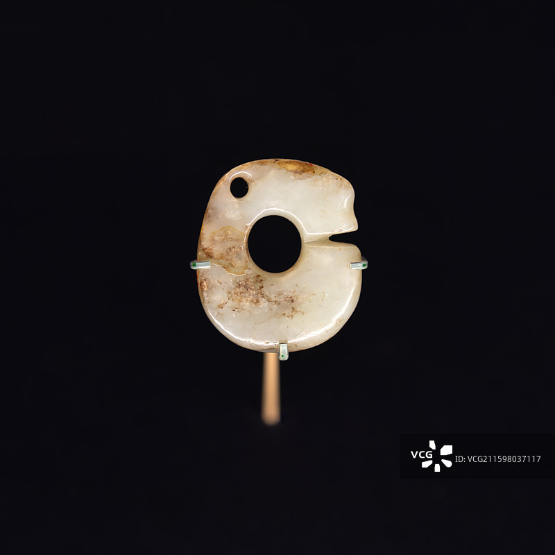 故宫-文明先锋-凌家滩文化玉器展玉玦形龙-新石器时代左家山文化-故宫博物院藏图片素材
