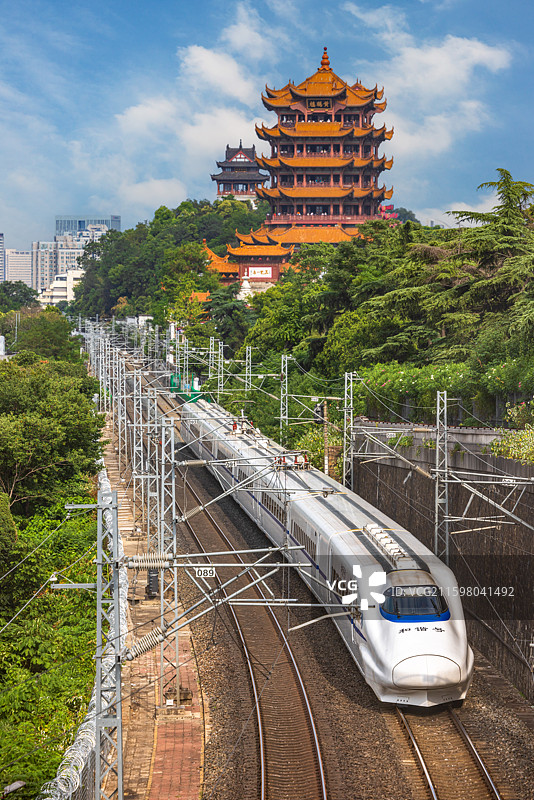 蓝天白云下的武汉市地标建筑黄鹤楼和谐号高铁风光图片素材