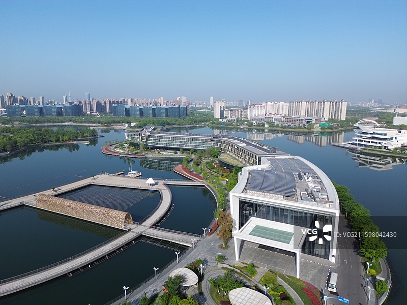 航拍视角下的上海奉贤新城地标建筑——JW万豪酒店图片素材