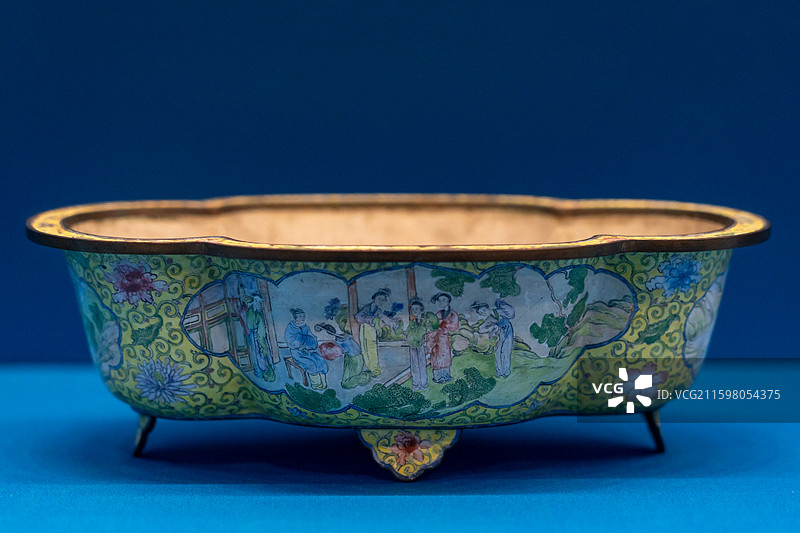 烟台博物馆馆藏珐琅沈阳临展，清乾隆铜胎画珐琅人物故事图海棠口水仙盆图片素材
