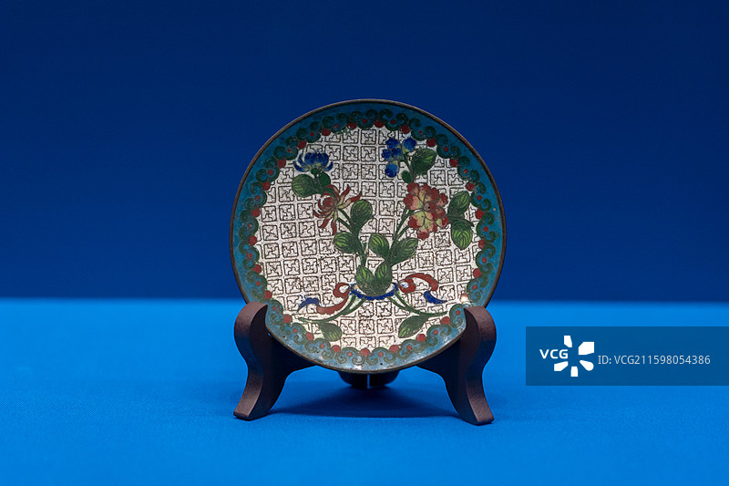 烟台博物馆馆藏珐琅沈阳临展，清朝铜胎掐丝珐琅折枝花卉纹盘图片素材