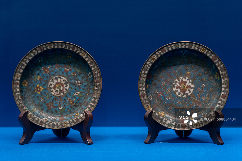 烟台博物馆馆藏珐琅沈阳临展，清朝铜胎掐丝珐琅缠枝花卉纹盘图片素材