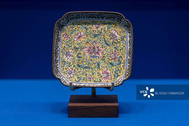 烟台博物馆馆藏珐琅沈阳临展，清朝铜胎画珐琅缠枝番莲纹碟图片素材