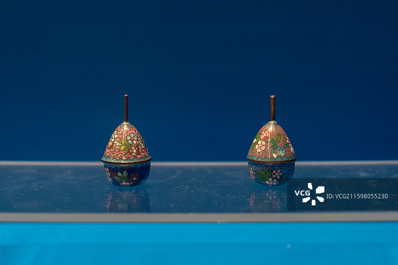 烟台博物馆馆藏珐琅沈阳临展，清朝铜胎掐丝珐琅枇杷形盒图片素材