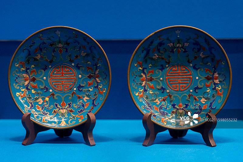 烟台博物馆馆藏珐琅沈阳临展，清朝铜胎画珐琅缠枝番莲纹盘图片素材