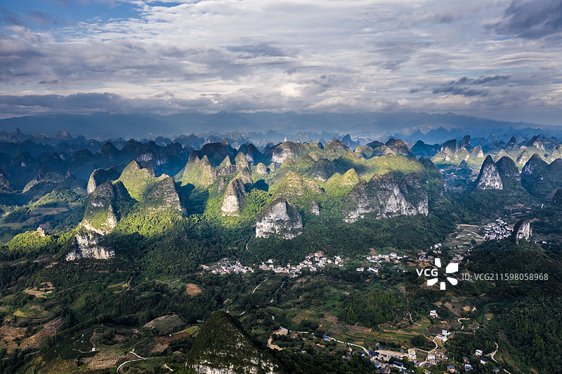 千里江山图大型水墨画打卡地，航拍全景图片素材